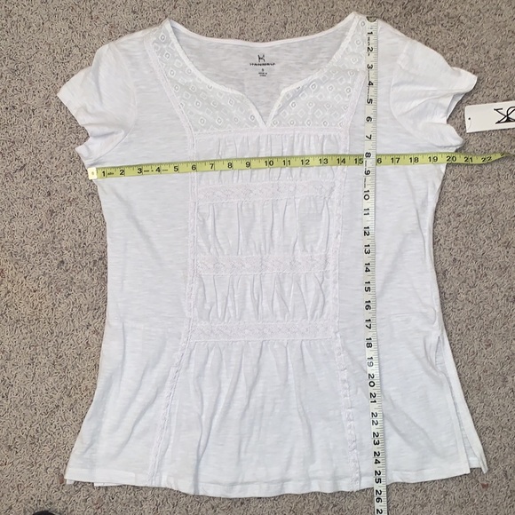 🆕Pretty💕Lacey Top🌼Front Gathered areas w/Crocheted Lace between & side splits - Picture 8 of 11